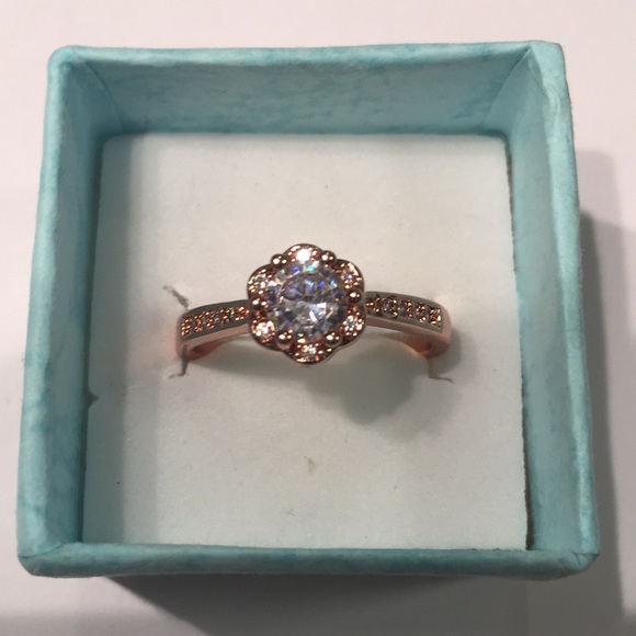 White cubic zirconia Rose gold flower size8.5 RING - Picture 2 of 6